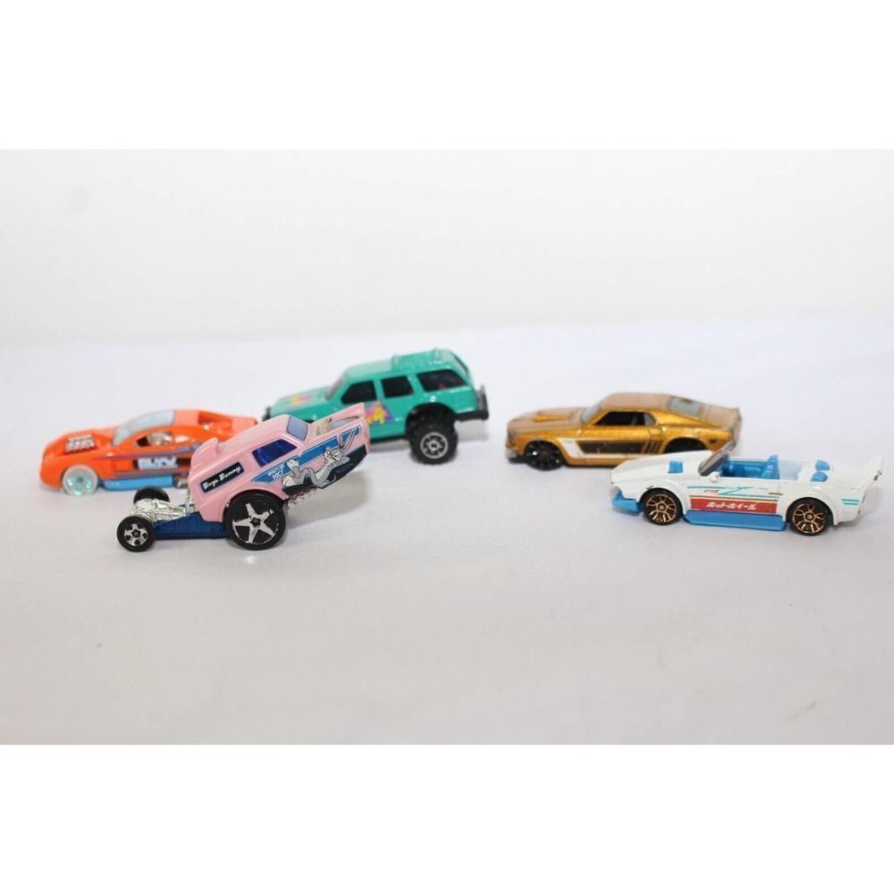 5 Different Hot Weels cars
